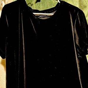 ❤️ ABERCROMBIE AND FITCH VELVET BLACK TEE NWOT🕶️